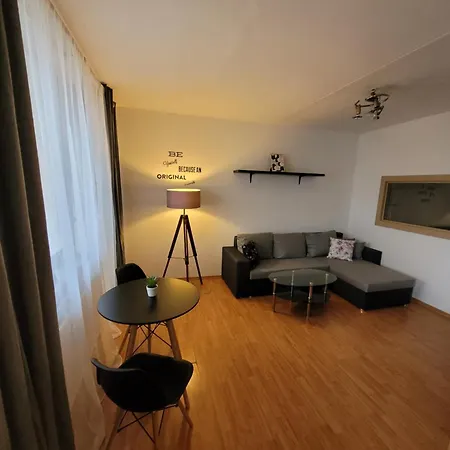 Next To Steel Arena Apartamento *